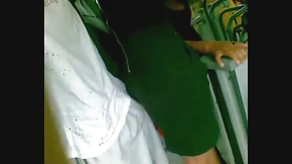 19yo Lana는 비디오에서 그녀의 완벽한 가슴을 드러냅니다.